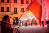 Marsz Niepodległości 2021 w Tarnowie. Uczestnicy manifestacji patriotycznej mieli ze sobą biało-czerwone flagi, odpalili też race [ZDJĘCIA]