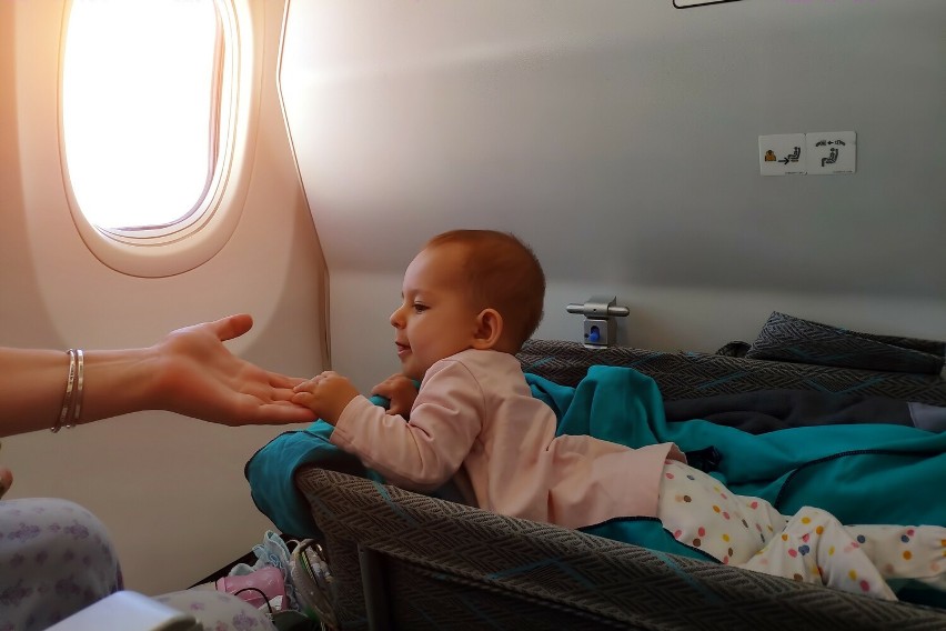 Kołyski dla niemowląt w samolocie są również nazywane...