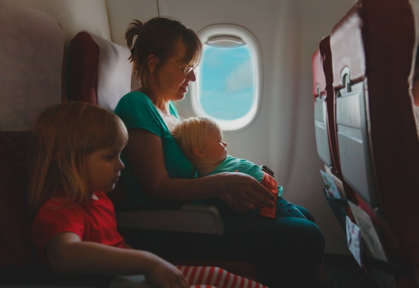 Jak pomóc zasnąć maluchowi podczas podróży samolotem? Trzy...