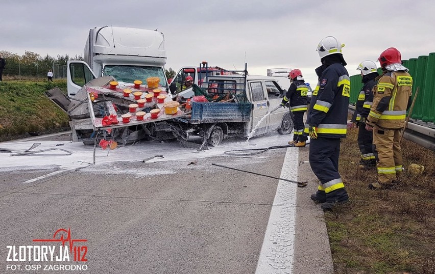 Wypadek na A4. Bus wjechał w służby drogowe [ZDJĘCIA]