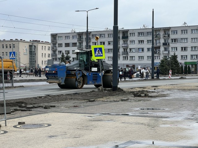 W Dąbrowie Górniczej na ul. Królowej Jadwigi i w centrum miasta trwają ostatnie prace drogowe przed zakończeniem całej inwestycji 

Zobacz kolejne zdjęcia/plansze. Przesuwaj zdjęcia w prawo naciśnij strzałkę lub przycisk NASTĘPNE