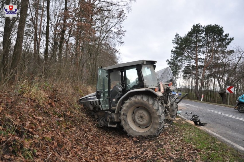 Czołowe zderzenie traktora z oplem w Wólce Pukarzowskiej