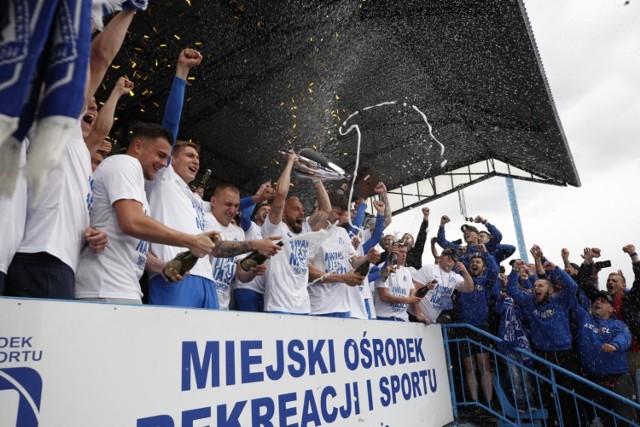 Piłkarze Ruchu Chorzów awans do I ligi świętowali ze swoimi kibicami

Zobacz kolejne zdjęcia. Przesuwaj zdjęcia w prawo - naciśnij strzałkę lub przycisk NASTĘPNE