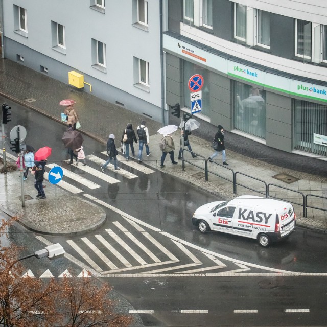 Drogowcy: - Mamy coraz większe potoki pojazdów w centrum, trzeba myśleć, jak je rozładować. My tylko korzystamy z prawa.