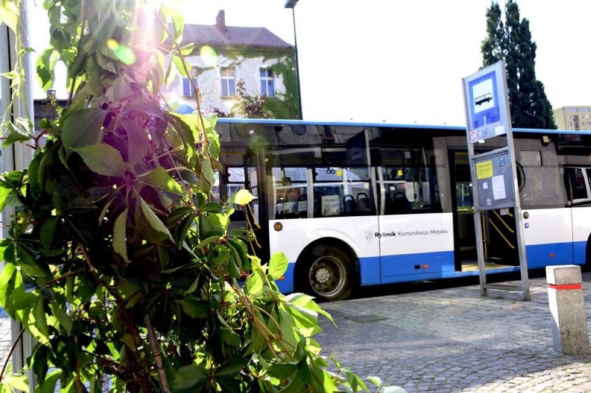 Przystanek na rybnickim Placu Wolności został przyozdobiony...