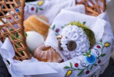 Zawartość wielkanocnego koszyczka. Co symbolizują jajko, baranek i chrzan w święconce? Tradycje wielkanocne obecne są w większości domów