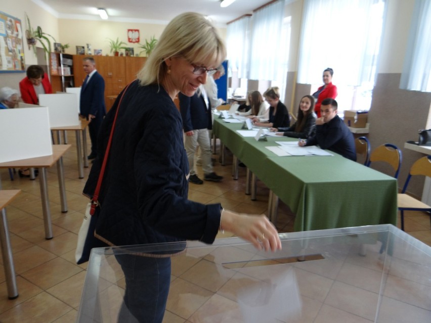 Radomsko: trwają wybory do Parlamentu Europejskiego 2019. Głosy oddają też radomszczanie [ZDJĘCIA]