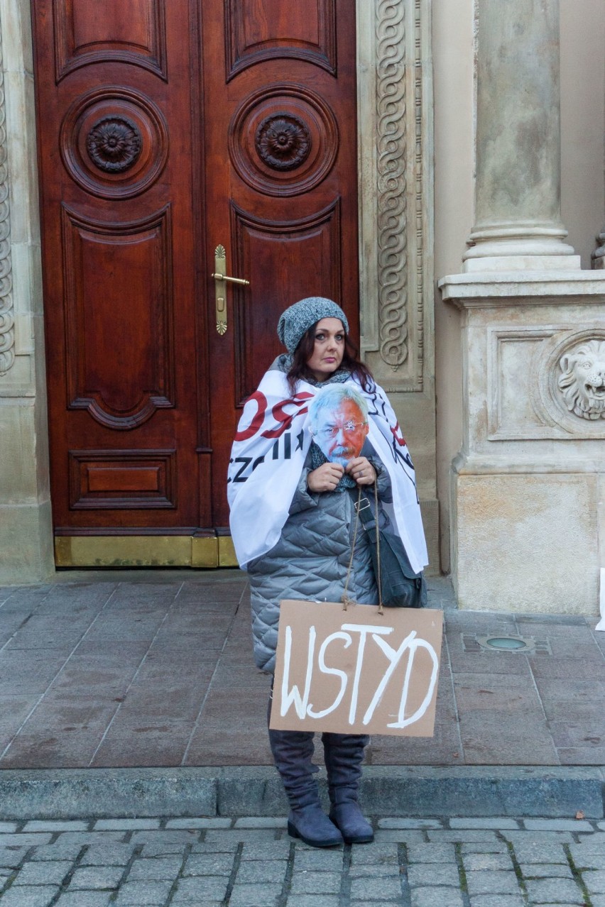 Kraków. Protest przeciwko metropolicie. "Urząd to nie kuria"