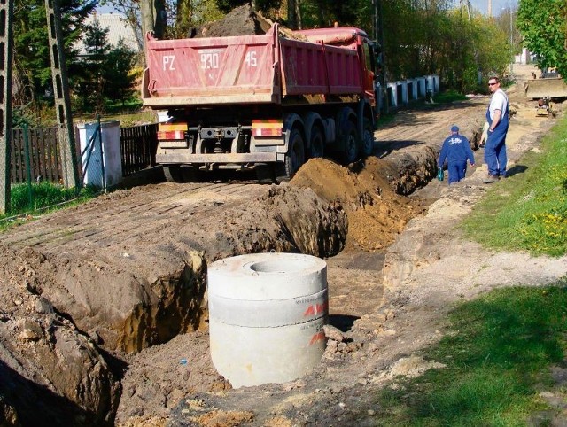 Na ulicy Łąkowej budowa kanalizacji ma się zakończyć w kwietniu. Później zbudują tu drogę