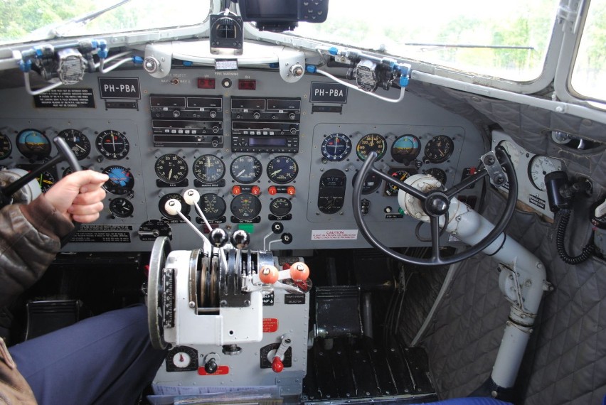 Kabina załogi samolotu DC-3. Bez autopilota.