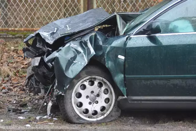 Stężyca. Wypadek na drodze do Zgorzałego z udziałem audi a6 i mitsubishi pajero, 27.03.2015 r.