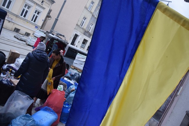 Jeden z punktów, w którym prowadzona jest zbiórka dla Ukraińców mieści się obok restauracji przy ul. Chrobrego 28.