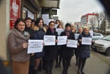 "Ojczyźnie służba, w zamian jałmużna". Protest pracowników prokuratury rejonowej w Wodzisławiu Śląskim. [ZOBACZ ZDJĘCIA]