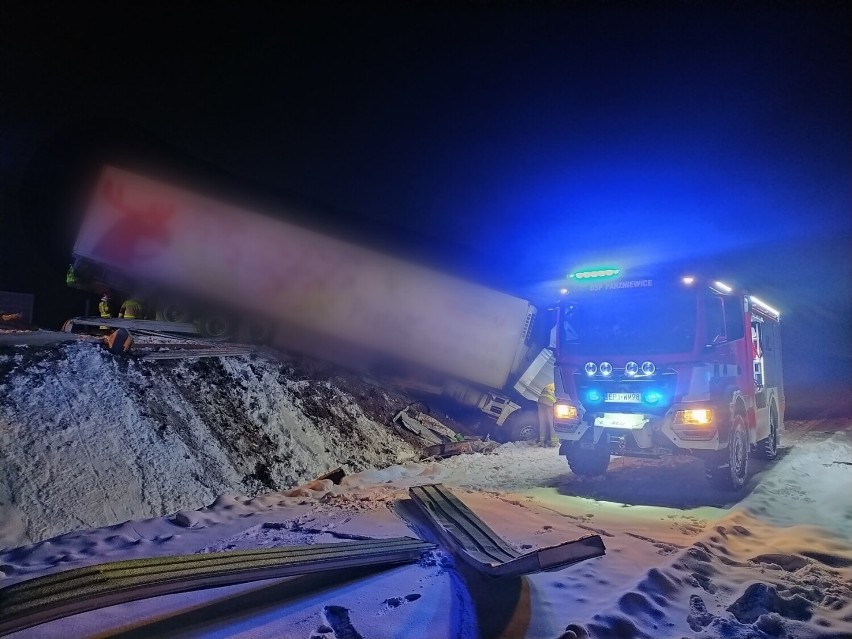 Wypadek na A1 koło Piotrkowa w Adolfinowie. Ciężarówka...