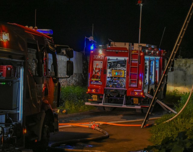 W sobotni wieczór PSP w Katowicach otrzymała zgłoszenie o pożarze kamienicy przy ul. Oswobodzenia. Na miejscu okazało się, że w palącym się mieszkaniu są uwięzione trzy osoby.
