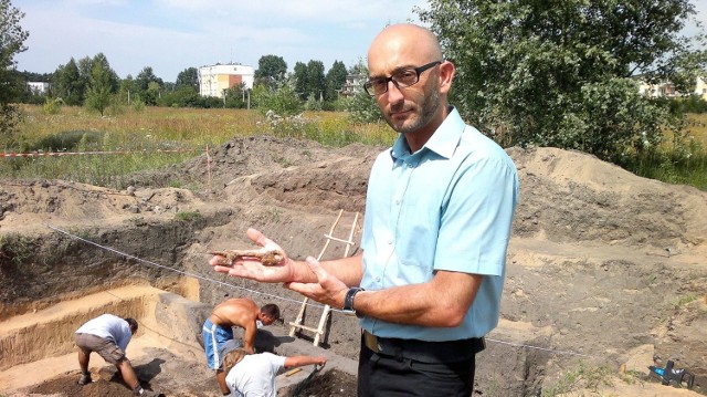 Robert Szatkowski, prezes Stowarzyszenia Bydgoski Wyszogród, pokazuje odkopany po ostatnich pracach pozłacany klucz.