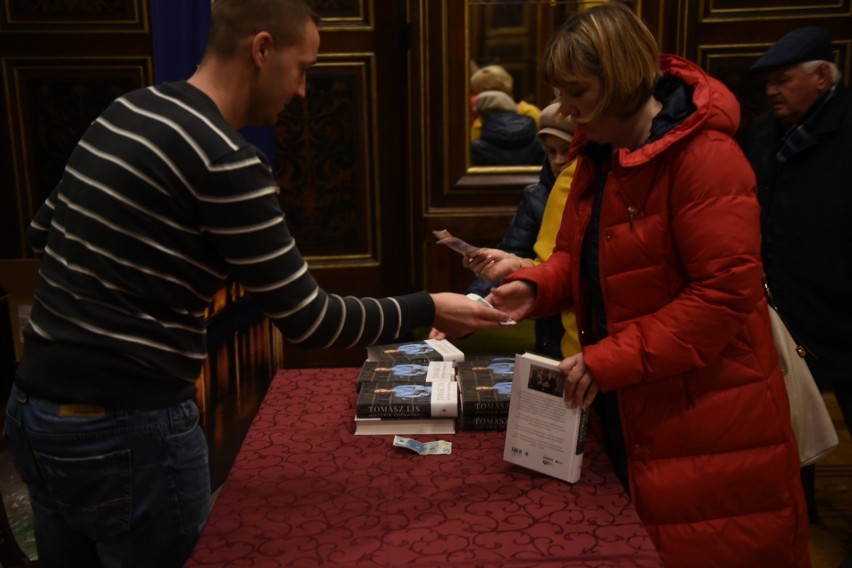 Tomasz Lis w Toruniu. Znany dziennikarz w Dworze Artusa promował nową książkę [ZDJĘCIA]