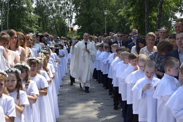 W niedzielę, 27 maja, odbyła się Pierwsza Komunia Święta w Parafii Niepokalanego Serca Najświętszej Marii Panny na osiedlu Widok w Skierniewicach. Sakrament  przyjęło ponad 70 dzieciaków.