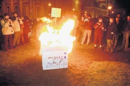 Protestujący przeciwko sprzedaży zajezdni mieszkańcy Jeżyc spalili na placu Kolegiackim symboliczny market - FOT. SZYMON SIEWIOR