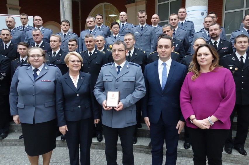 22 policjantów i 16 strażaków regionu łódzkiego otrzymało...