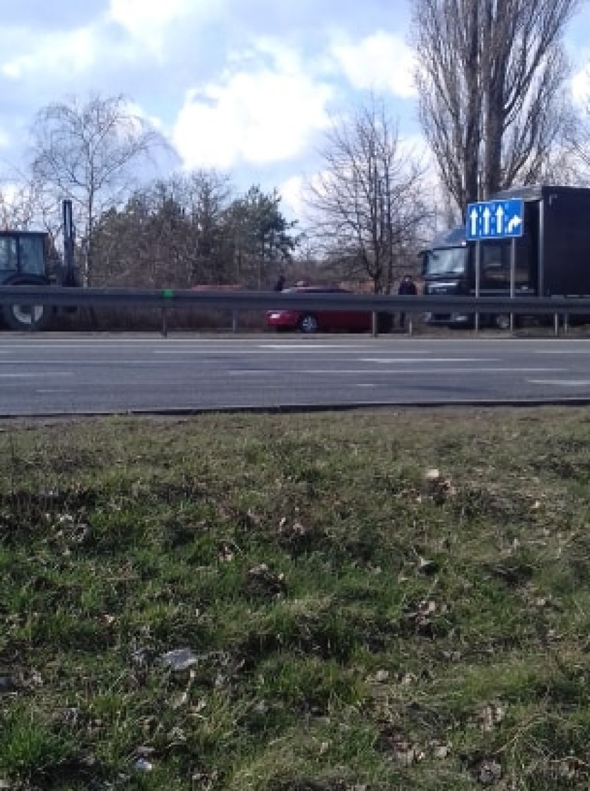 Częstochowa: samochód osobowy zderzył się z tirem i ciągnikiem na DK 1. Utrudnienia na nitce w stronę Katowic