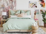Jak modnie urządzić sypialnię na wiosnę i niewielkim kosztem odmienić wnętrze? Wyjątkowe dekoracje do sypialni na każdą kieszeń