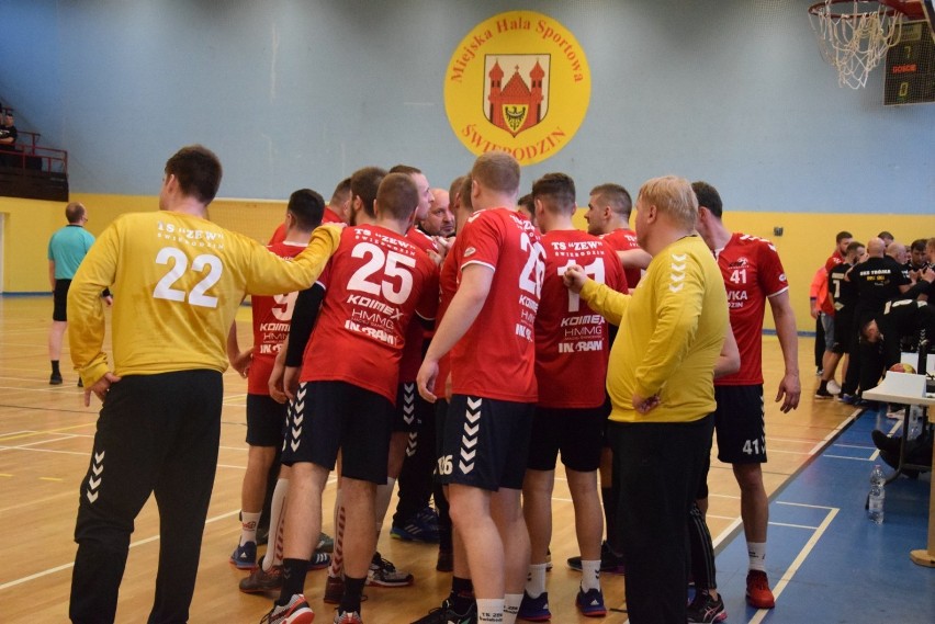 Mecz piłki ręcznej w grupie dolnośląskiej II ligi TS ZEW...