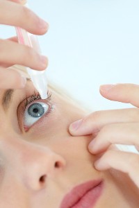 Te krople do oczu mogą spowodować ślepotę. FDA ostrzega przed „sztucznymi łzami”