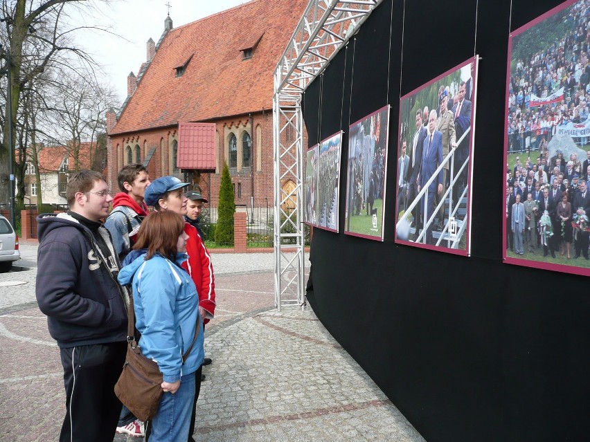 Lubin. Wystawa zdjęć na cześć Lecha Kaczyńskiego