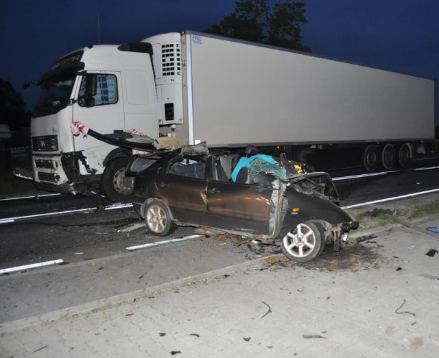 Kilka minut przed godziną drugą w nocy w Krzywosądowie doszło do tragicznego wypadku. Na skutek czołowego zderzenia samochodu osobowego z ciężarówką, zginął kierowca ,,osobówki".

Zobacz więcej: Śmiertelny wypadek w Krzywosądowie