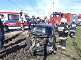 Wypadek w Kalinowie w gm. Będków: Na przejeździe kolejowym pociąg uderzył w samochód