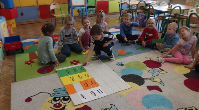 Dzieci wprawiały się w poznawaniu liter, łączenia ich w słowa oraz krótkie zdania
