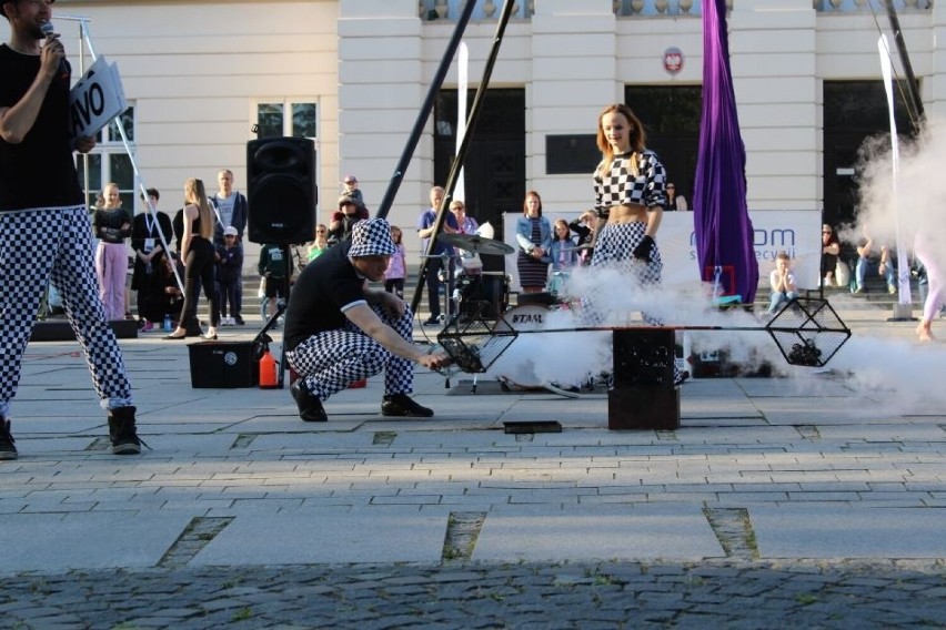 Międzynarodowy Festiwal Artystów Ulicznych w Radomiu - nasi przedstawiciele też tu są. Zobacz ich taniec z ogniem i gimnastykę powietrzną