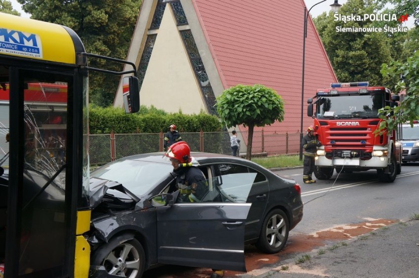 Wypadek w Siemianowicach Śląskich. Zderzenie osobówki z autobusem na Michałkowickiej [ZDJĘCIA, WIDEO]