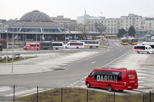 Większość autobus&oacute;w i bus&oacute;w zatrzymuje się na wyremontowanym dworcu przy ulicy Czarnowskiej a kilkunastu przewoźnik&oacute;w korzysta nadal z prywatnego placu przy ulicy Żelaznej.