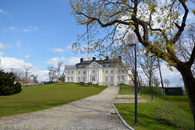 Pałac Komierowo. Jego historia związana jest z jedną rodziną Komierowskich. W 2018 roku właściciele urządzili w nim hotel