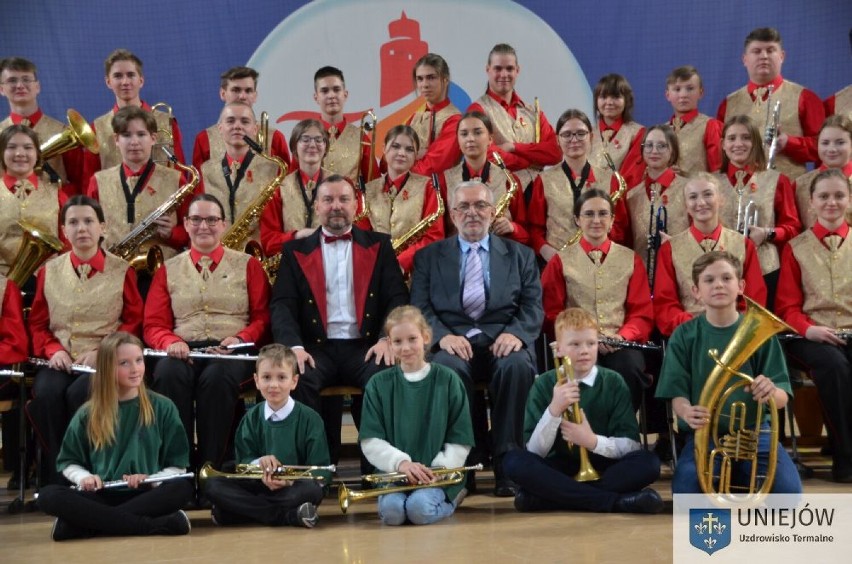 Orkiestra w Uniejowie świętowała swoje 40-lecie. Był jubileuszowy koncert, odznaczenia i tort ZDJĘCIA
