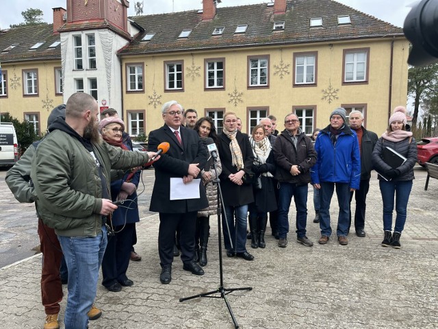 Briefing Krzysztofa Tkaczyka (w środku, w okularach)