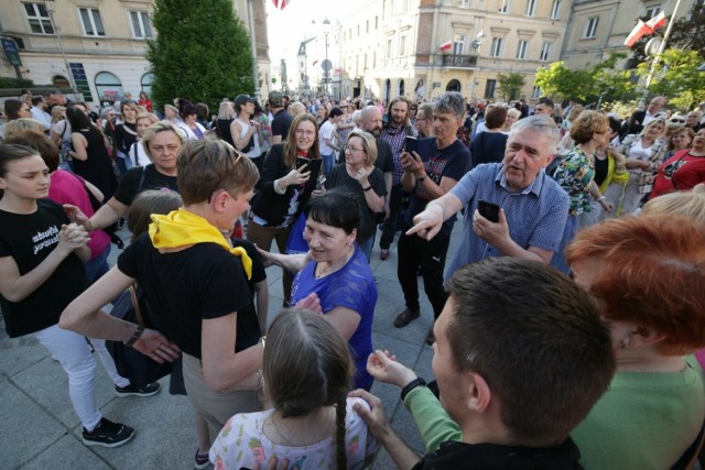 Kielczanie tańczyli w centrum Kielc przy największych światowych przebojach. Zobaczcie kolejne zdjęcia.
