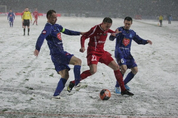 Wielkie Derby Śląska w śniegu [ZDJĘCIA]. Mecz Ruch Chorzów - Górnik Zabrze w zimowej scenerii