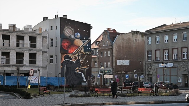 Na jednej ze ścian kamienicy przy żagańskim rynku, tuż obok zabytkowego ratusza powstał ogromny mural z wizerunkiem Johannesa Keplera. 

To już drugi w ostatnich miesiącach mural w centrum Żagania. Pierwszy powstał na ścianie innej kamienicy i przedstawia najważniejsze zabytki miasta w kolorowym kolażu. Autorami astronomicznego muralu z wizerunkiem jednego z ważniejszych ludzi niegdyś żyjących i pracujących w Żaganiu, którym bez wątpienia jest Johannes Kepler, są dwaj młodzi artyści: Łukasz Gierlak i Artur Marciniszyn z K85 STUDIO. U podnóża ich ogromnego dzieła wisi tablica upamiętniająca fundatorów i instytucje, dzięki którym mógł powstać ten obraz oraz nazwiska samych autorów.

Czy i gdzie powstaną w Żaganiu nowe uliczne dzieła i co będą przedstawiać dowiemy się pewnie niebawem, bo te dwa pierwsze żagańskie murale pokazały, że jest społeczna akceptacja i popyt na tego typu sztukę w mieście.

Polecamy wideo: Jerzy Kukuczka - nowy mural z wizerunkiem himalaisty powstał w Bogucicach
