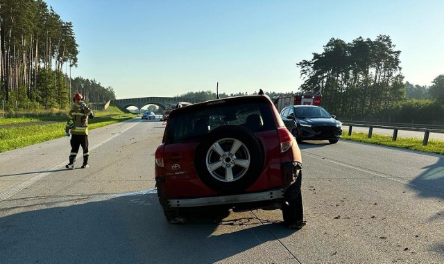 Na A1 koło Radomska toyota wjechała w barierki energochłonne