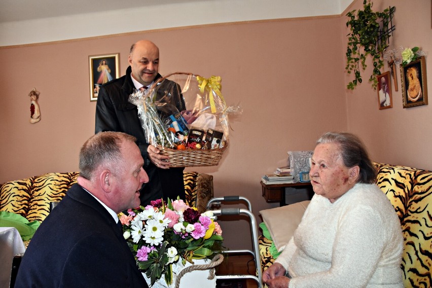 Gromkie „dwieście lat” niosło się przez Zagórzany, a wszystko dla pani Eugenii Szpyrki, która obchodziła setne urodziny [ZDJĘCIA]