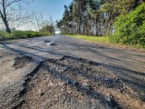 Leszno. Drogowy łącznik z Dożynkowej do Henrykowskiej pełen dziur jak szwajcarski ser. Można uszkodzić samochód ZDJĘCIA