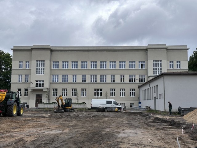 Trwa ostatni etap remontu Zespołu Szkół nr 4 w Lesznie. Tym razem kompleksową przebudowę przechodzi boisko szkolne, które przez wiele lat czekało na modernizację.
