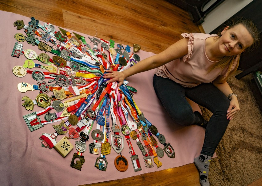 Medalowe kolekcje inowrocławskich biegaczy prezentują się...