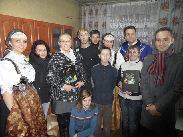 Zespół "Śląsk" przyjechał z Koszęcina, by wręczyć świąteczną paczkę