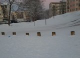 Niebezpieczne bariery na górce dla saneczkarzy w Szczecinku [zdjęcia]