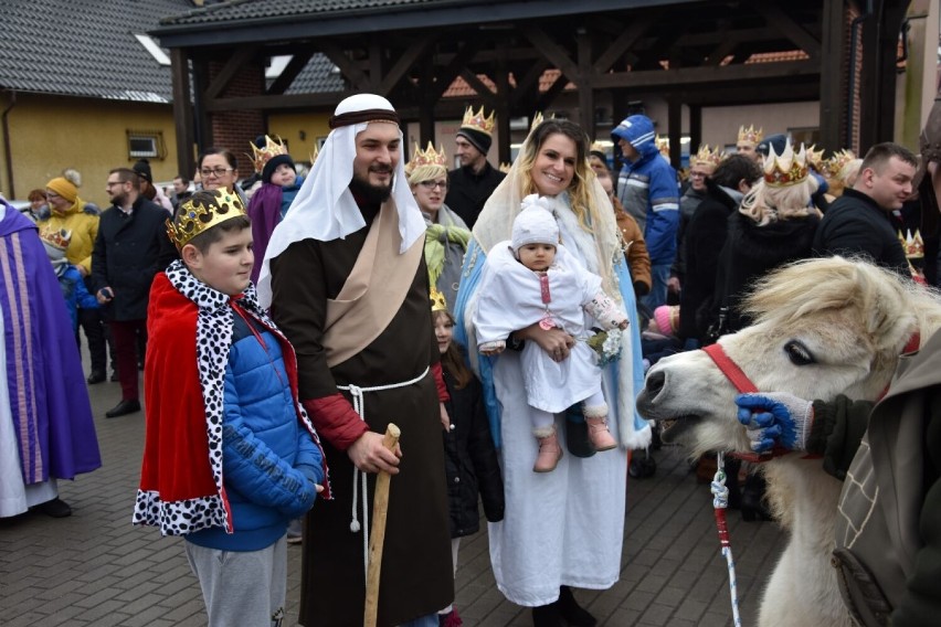 Orszak Trzech Króli przemierzy ulice Starej Kiszewy! Będzie również okazja, aby pomóc pogorzelcom z Konarzyn [ZDJĘCIA]