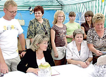 Agnieszka Chocaś, Sabina Grucela, Teresa Cesarz, Edyta Czyż, Grzegorz Cesarz, Urszula Wójcik, Karolina Sularz oraz Ola Ptasińska sprzedawali losy na loterię.
